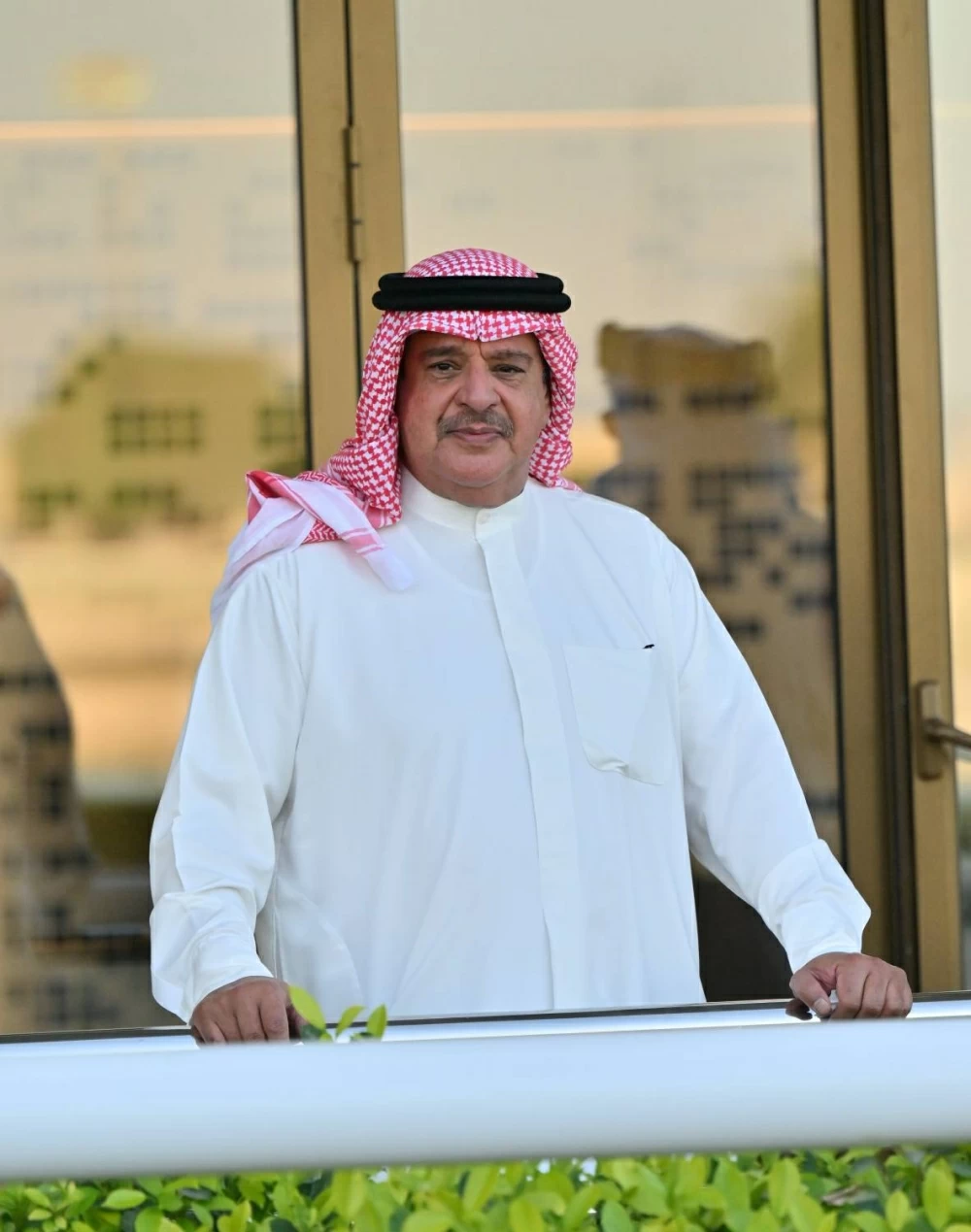 سمو الشيخ عبدالله بن عيسى يشهد السباق الرابع للخيل