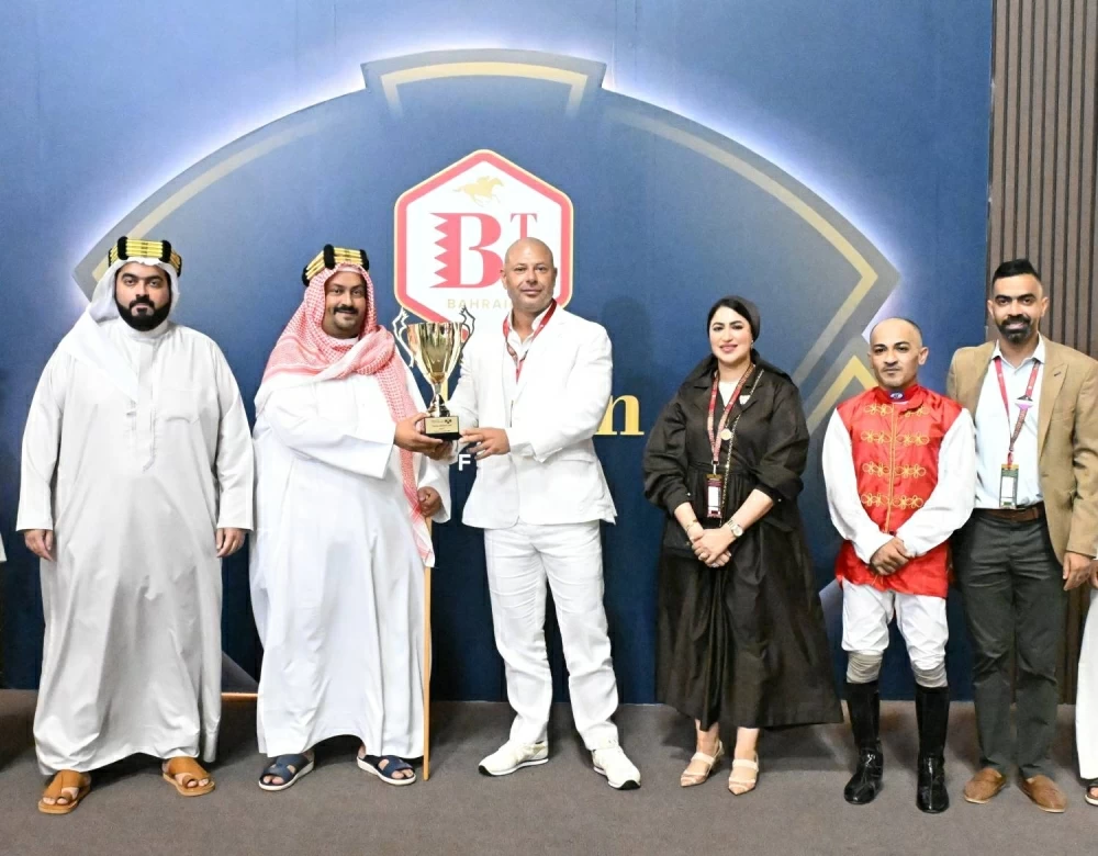 سمو الشيخ عبدالله بن عيسى يشهد السباق الرابع للخيل