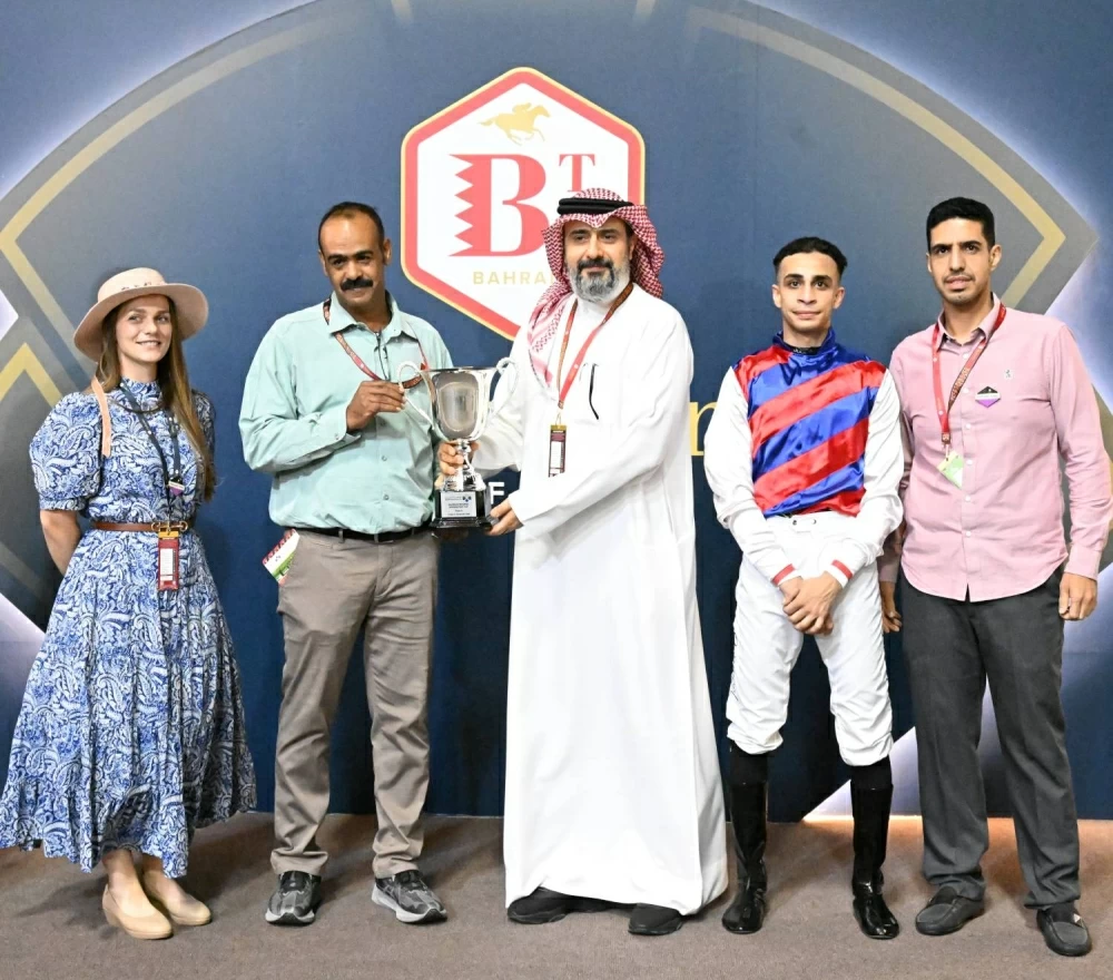 سمو الشيخ عبدالله بن عيسى يشهد السباق الرابع للخيل