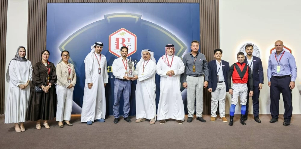 سمو الشيخ عبدالله بن عيسى يشهد السباق الرابع للخيل