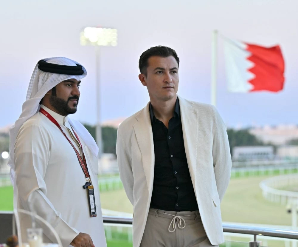 سمو الشيخ عبدالله بن عيسى يشهد السباق الرابع للخيل