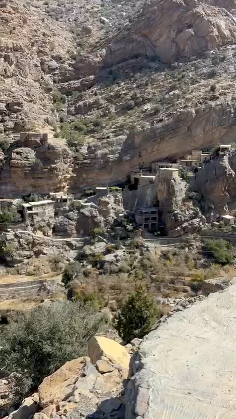 قرية السوجرة.. أيقونة الجبل الأخضر تتحول لمعلم عماني سياحي بارز