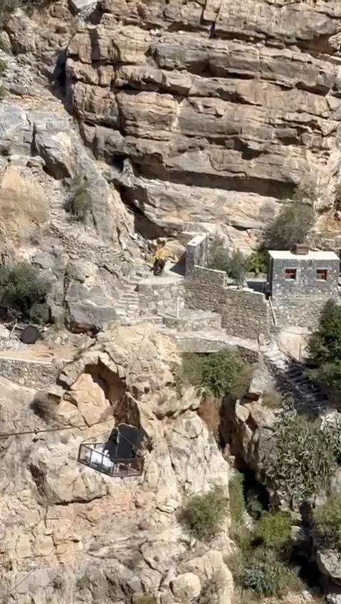 قرية السوجرة.. أيقونة الجبل الأخضر تتحول لمعلم عماني سياحي بارز