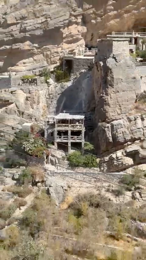 قرية السوجرة.. أيقونة الجبل الأخضر تتحول لمعلم عماني سياحي بارز