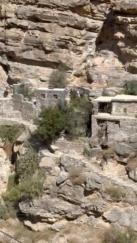 قرية السوجرة.. أيقونة الجبل الأخضر تتحول لمعلم عماني سياحي بارز