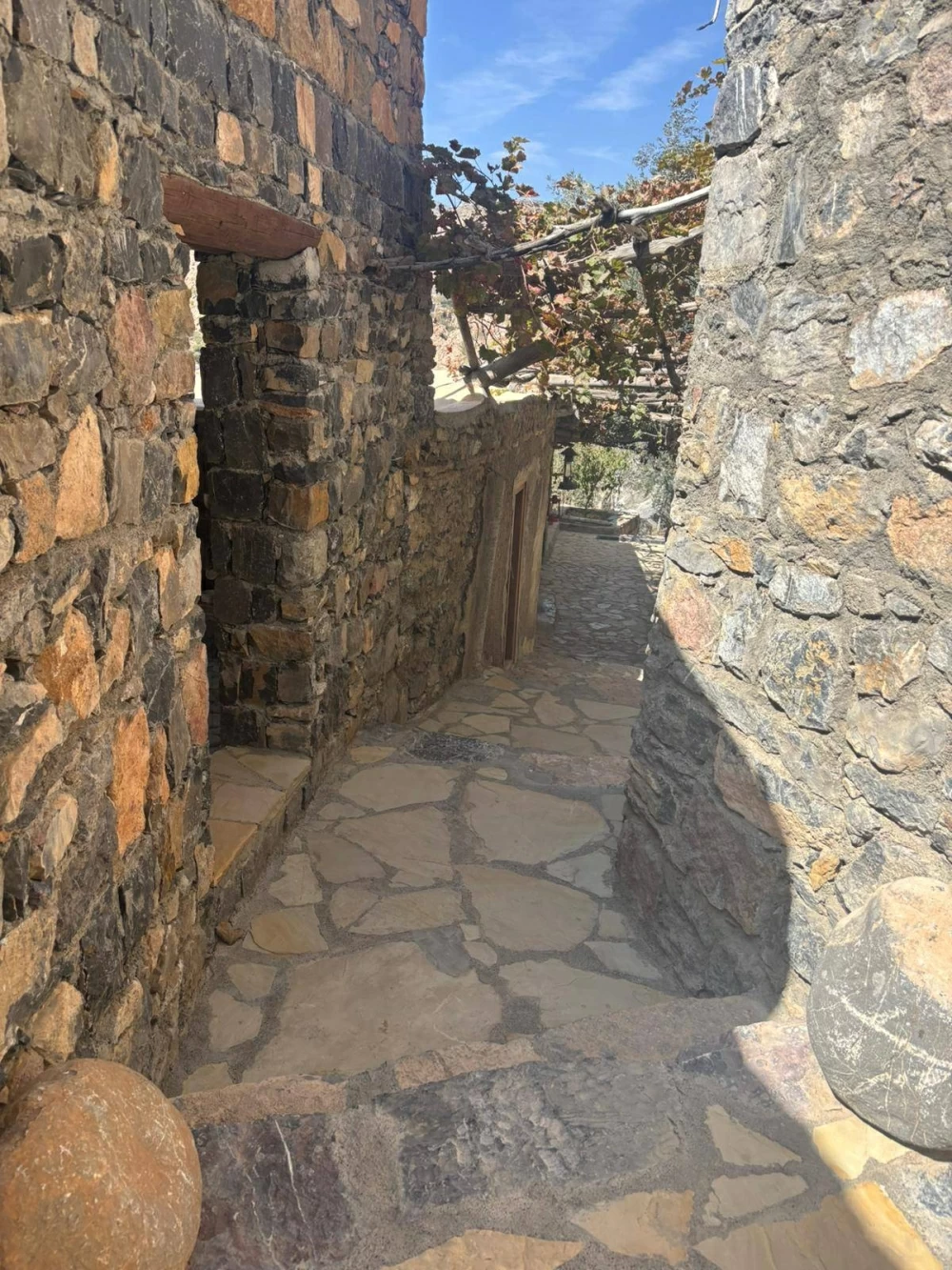 قرية السوجرة.. أيقونة الجبل الأخضر تتحول لمعلم عماني سياحي بارز