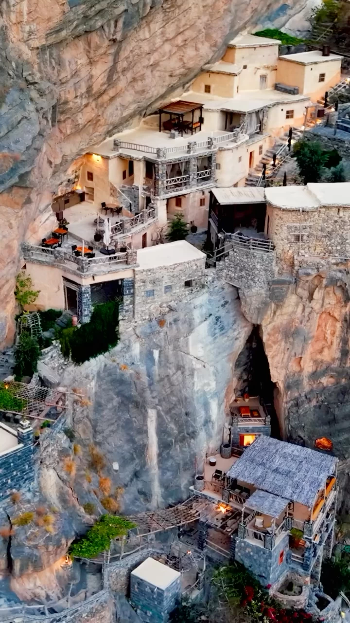 قرية السوجرة.. أيقونة الجبل الأخضر تتحول لمعلم عماني سياحي بارز