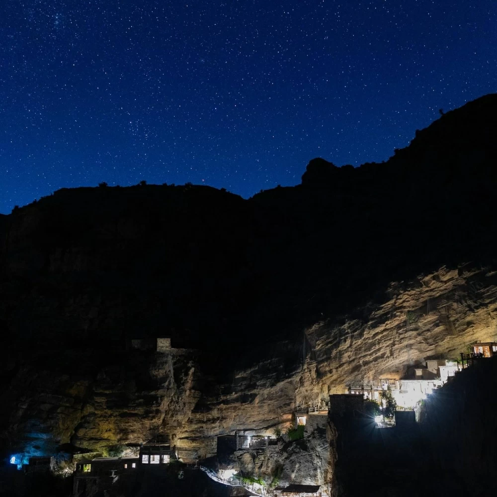 قرية السوجرة.. أيقونة الجبل الأخضر تتحول لمعلم عماني سياحي بارز