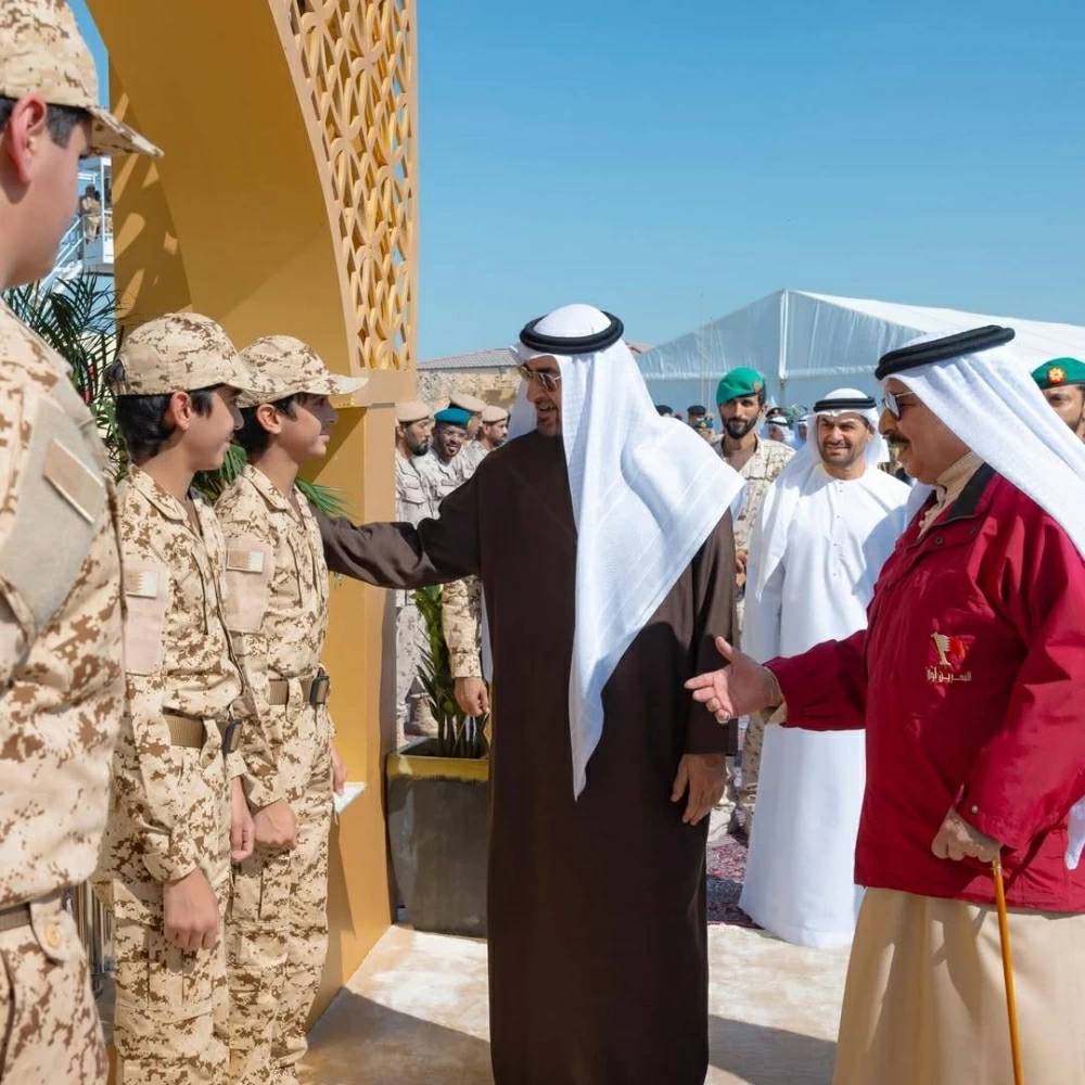 ناصر بن حمد يهدي أبياتًا شعرية لجلالة الملك ورئيس الإمارات خلال تمرين &laquo;ربدان&ndash;شويمان&raquo; المشترك