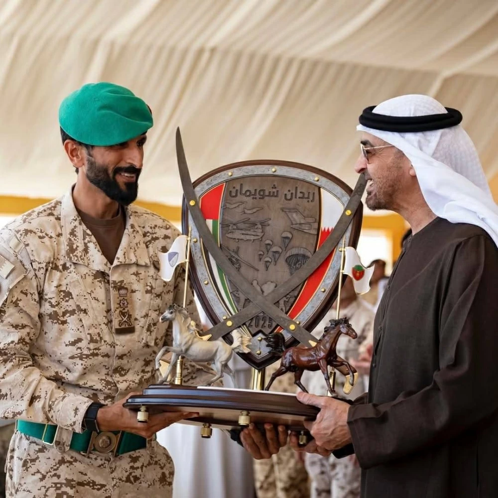 ناصر بن حمد يهدي أبياتًا شعرية لجلالة الملك ورئيس الإمارات خلال تمرين &laquo;ربدان&ndash;شويمان&raquo; المشترك