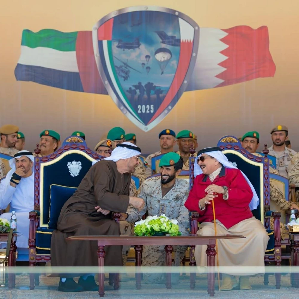 ناصر بن حمد يهدي أبياتًا شعرية لجلالة الملك ورئيس الإمارات خلال تمرين &laquo;ربدان&ndash;شويمان&raquo; المشترك