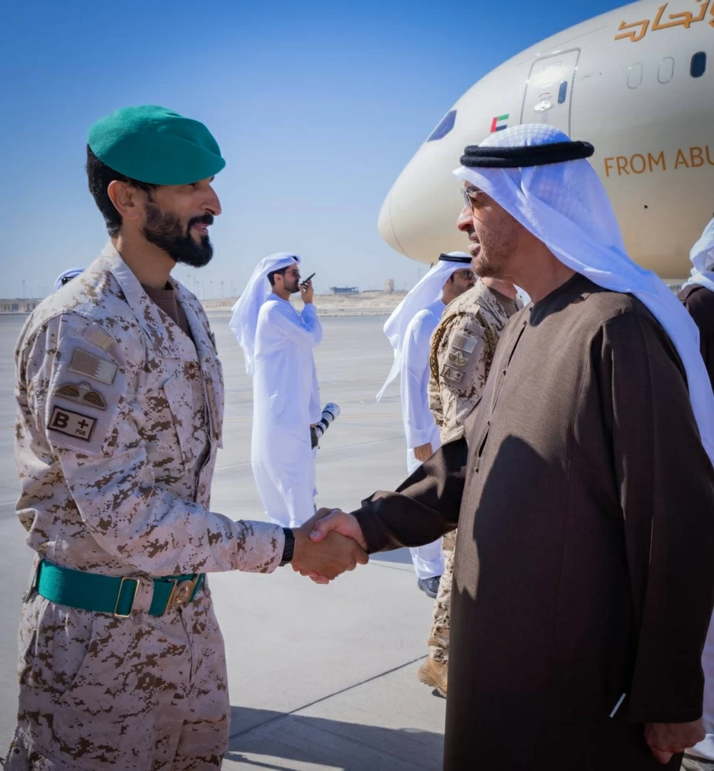 الملك في مقدمة مستقبلي رئيس دولة الإمارات لدى وصوله إلى البلاد