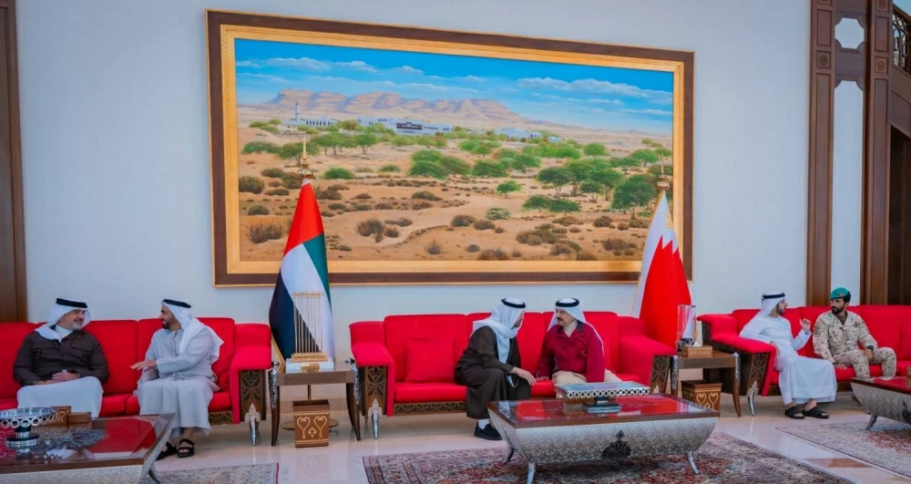 الملك في مقدمة مستقبلي رئيس دولة الإمارات لدى وصوله إلى البلاد