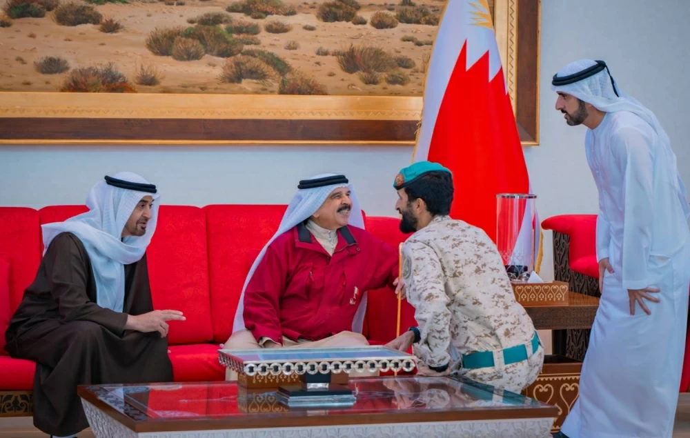 الملك في مقدمة مستقبلي رئيس دولة الإمارات لدى وصوله إلى البلاد