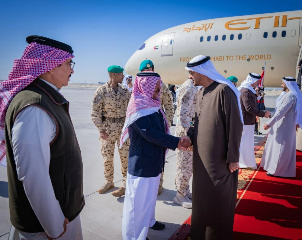 الملك في مقدمة مستقبلي رئيس دولة الإمارات لدى وصوله إلى البلاد