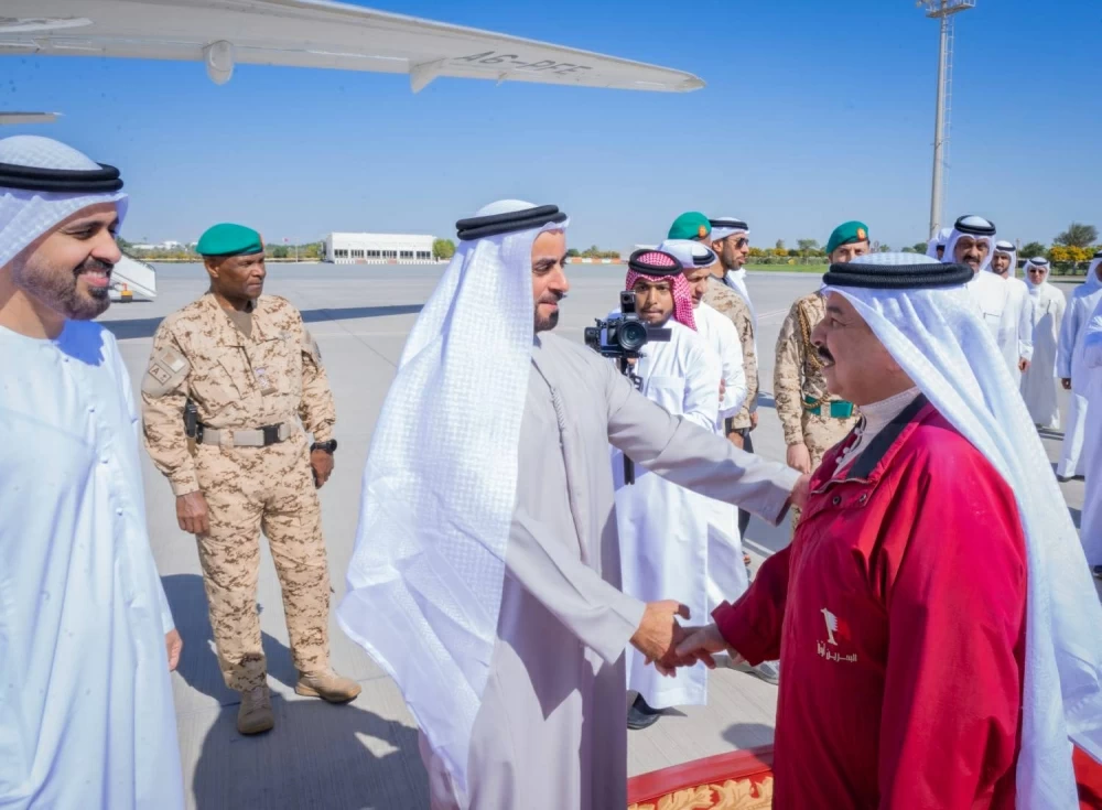 الملك في مقدمة مستقبلي رئيس دولة الإمارات لدى وصوله إلى البلاد