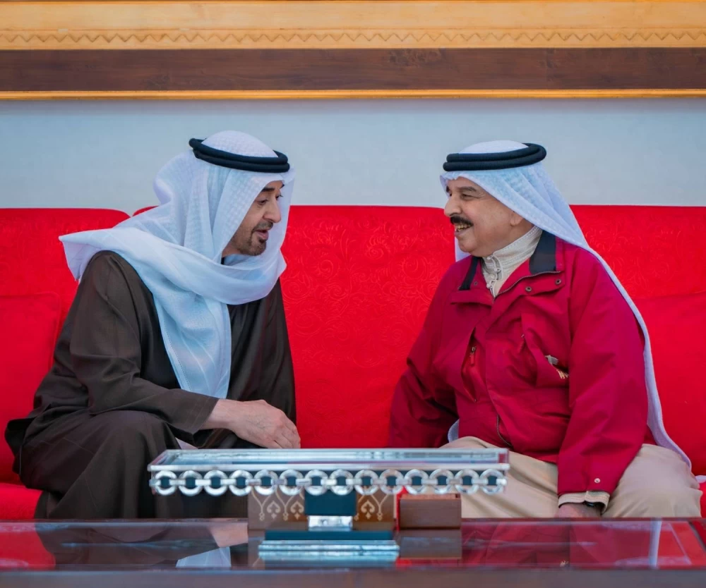 الملك في مقدمة مستقبلي رئيس دولة الإمارات لدى وصوله إلى البلاد