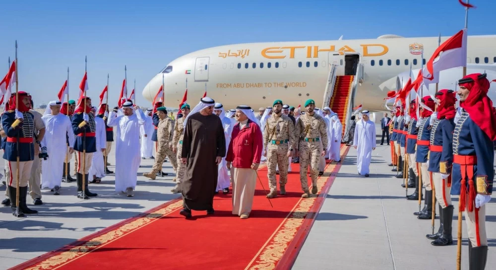 الملك في مقدمة مستقبلي رئيس دولة الإمارات لدى وصوله إلى البلاد