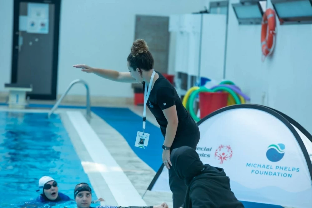 انطلاق الورش النظرية والعملية في الدورة التدريبية الإقليمية للأبطال السباحة في البحرين