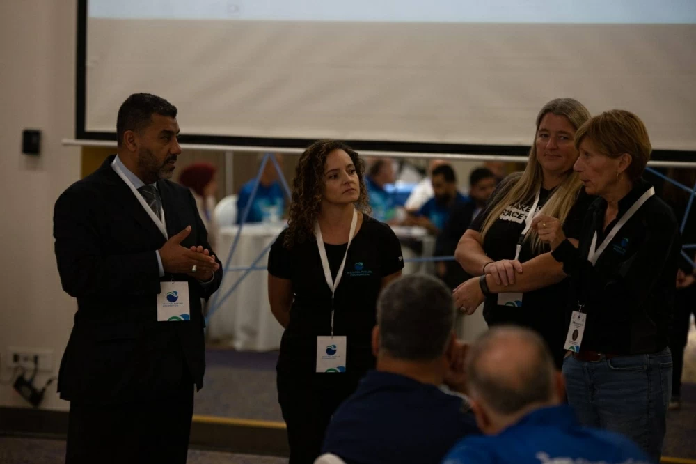 انطلاق الورش النظرية والعملية في الدورة التدريبية الإقليمية للأبطال السباحة في البحرين