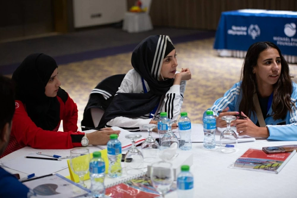 انطلاق الورش النظرية والعملية في الدورة التدريبية الإقليمية للأبطال السباحة في البحرين