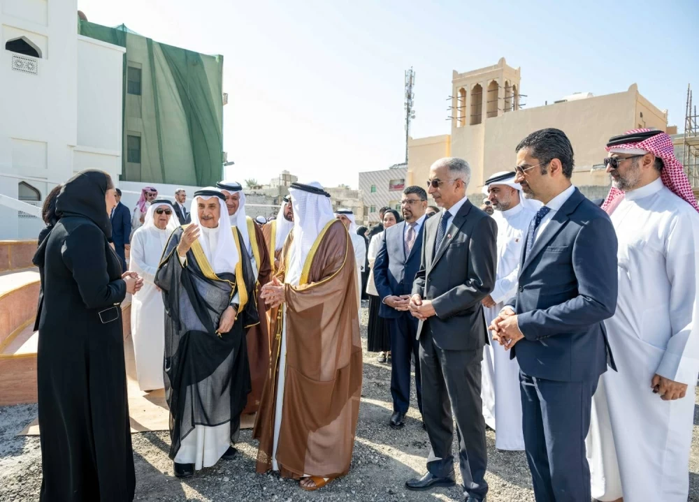 خالد بن عبد الله يتفقد ميدانياً تقدم العمل في إنجاز مشروع تطوير مدينة المحرق