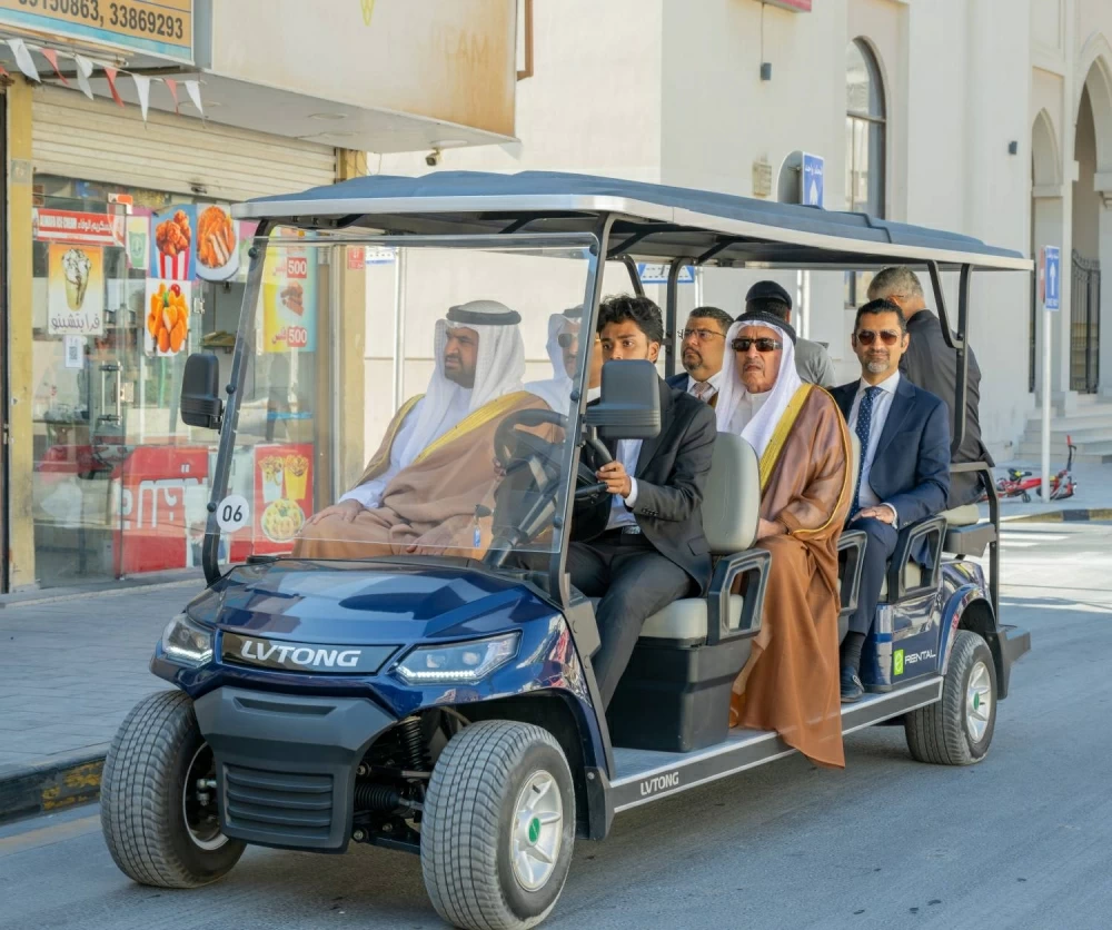 خالد بن عبد الله يتفقد ميدانياً تقدم العمل في إنجاز مشروع تطوير مدينة المحرق