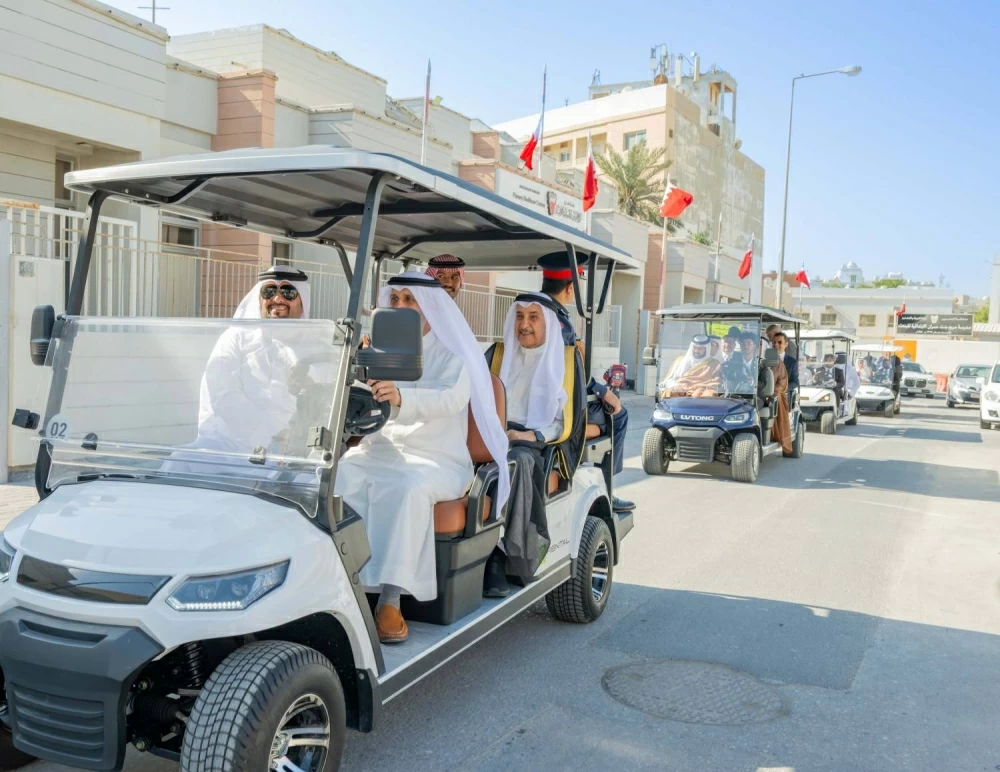 خالد بن عبد الله يتفقد ميدانياً تقدم العمل في إنجاز مشروع تطوير مدينة المحرق