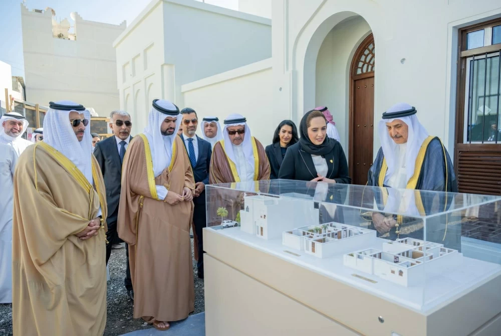 خالد بن عبد الله يتفقد ميدانياً تقدم العمل في إنجاز مشروع تطوير مدينة المحرق