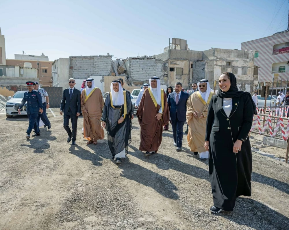 خالد بن عبد الله يتفقد ميدانياً تقدم العمل في إنجاز مشروع تطوير مدينة المحرق