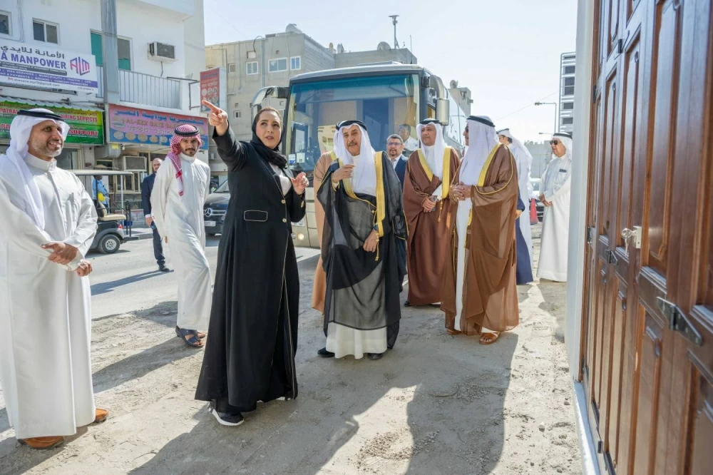 خالد بن عبد الله يتفقد ميدانياً تقدم العمل في إنجاز مشروع تطوير مدينة المحرق