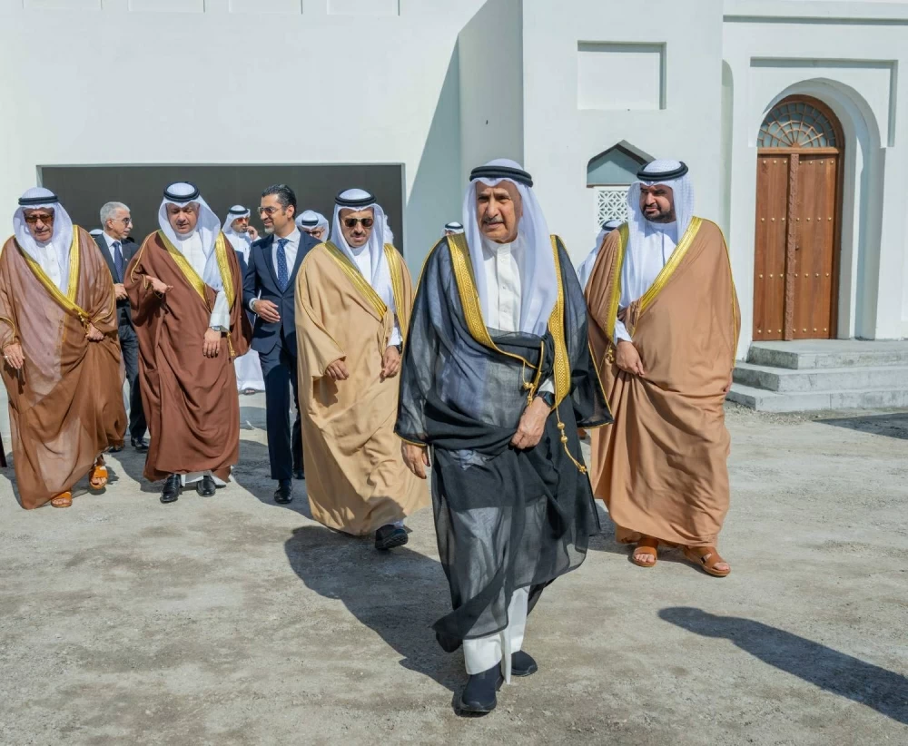 خالد بن عبد الله يتفقد ميدانياً تقدم العمل في إنجاز مشروع تطوير مدينة المحرق