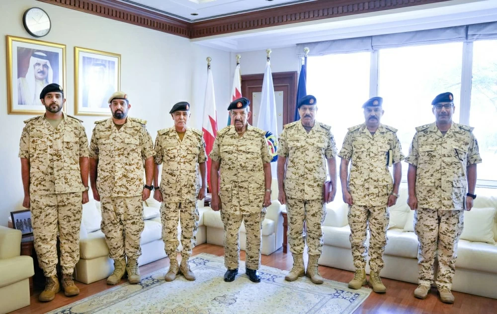 القائد العام  يستقبل رئيس هيئة الأركان وعدد من كبار ضباط قوة دفاع البحرين