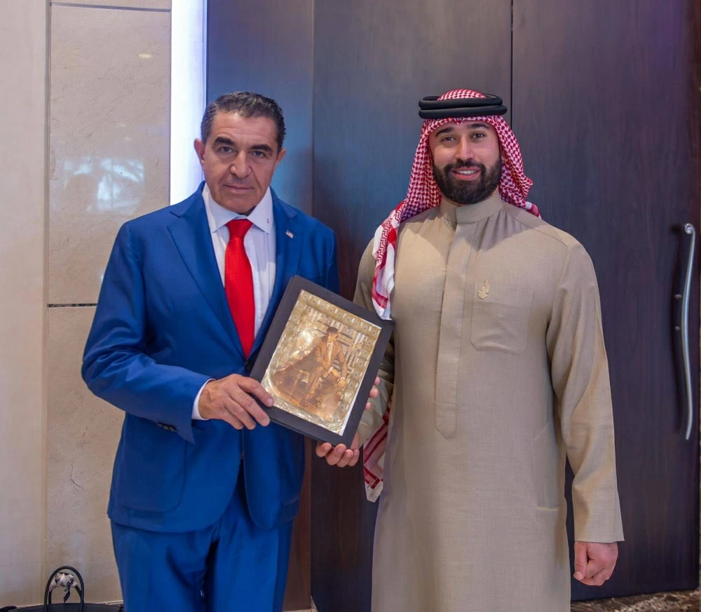 الأمين العام للجنة الأولمبية يلتقي مبعوث الرئيس الأمريكي ترامب للشراكات العالمية