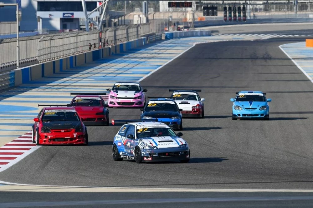 علي المنصوري يواصل سيطرته على تحدي البحرين للسيارات في يوم السباقات الوطنية