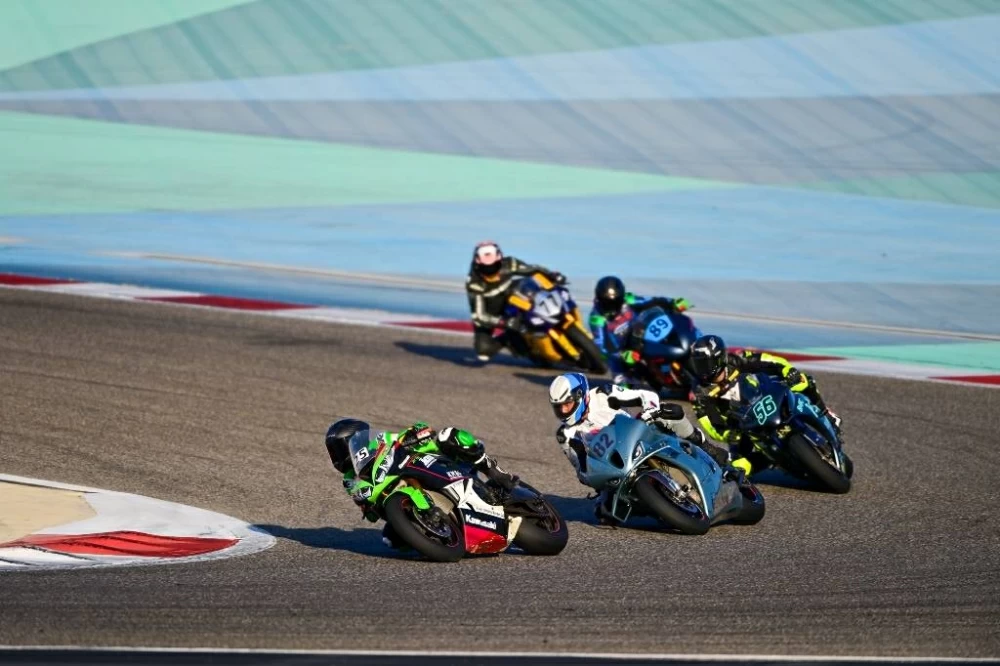 علي المنصوري يواصل سيطرته على تحدي البحرين للسيارات في يوم السباقات الوطنية