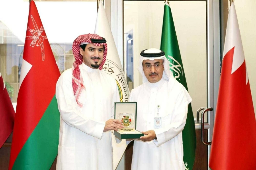 محافظ العاصمة يبحث التعاون في المبادرات الصحية والمجتمعية مع جامعة الخليج العربي