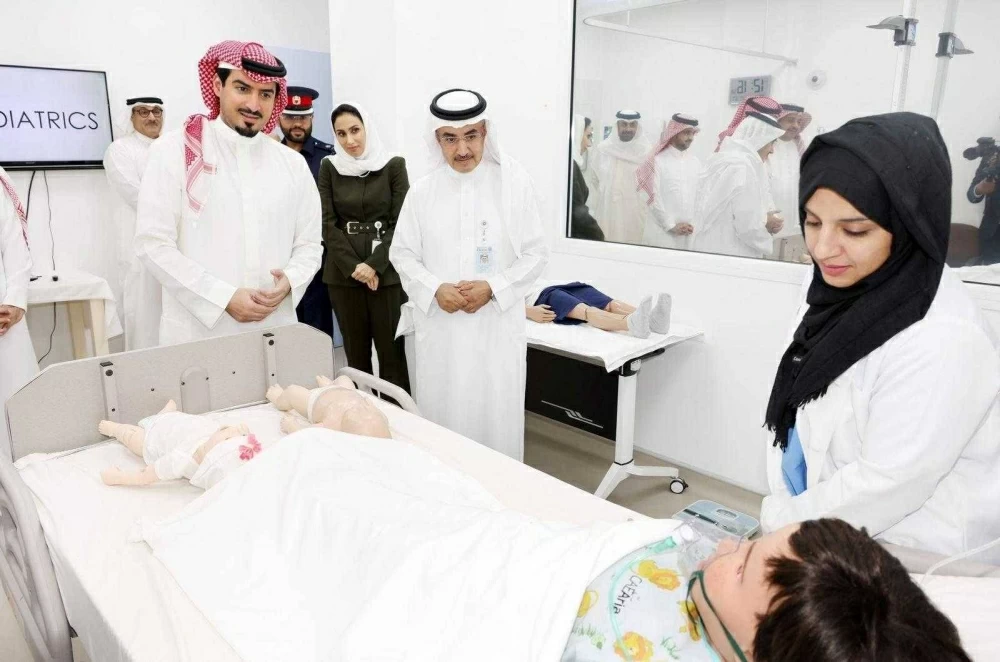 محافظ العاصمة يبحث التعاون في المبادرات الصحية والمجتمعية مع جامعة الخليج العربي