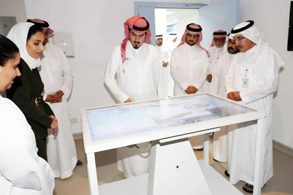 محافظ العاصمة يبحث التعاون في المبادرات الصحية والمجتمعية مع جامعة الخليج العربي