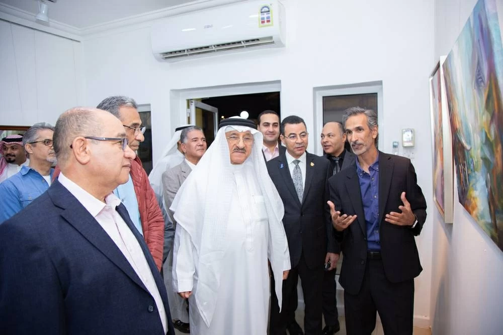 "أبعاد غاليري" يحتضن حواراً تشكيلياً يجسد روح البحرين