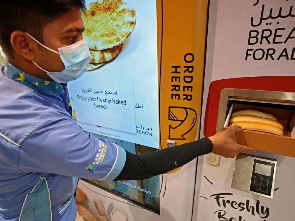 دبي تطلق أجهزة ذكية توزع وجبات الطعام مجاناً بالشوارع