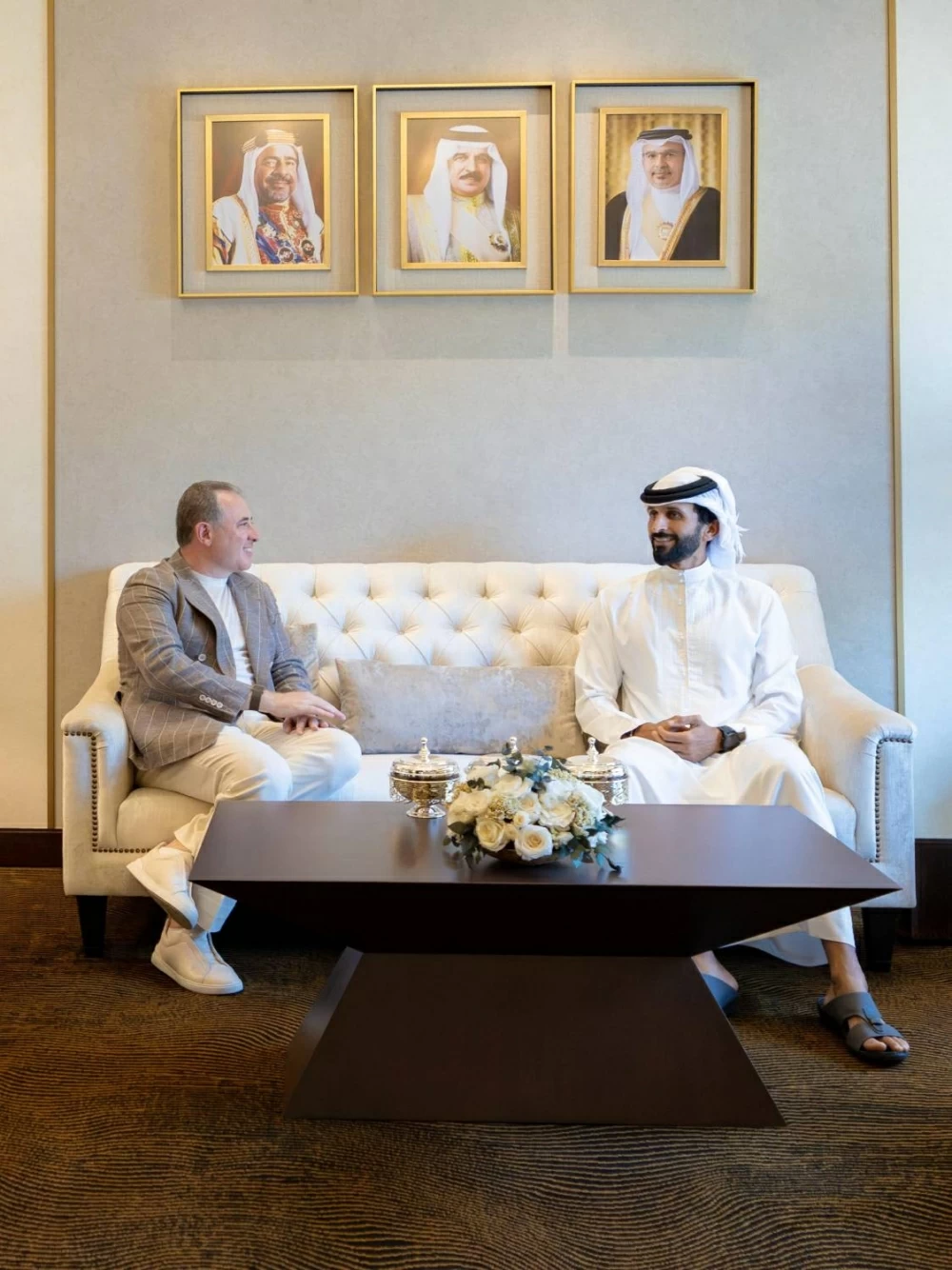 ناصر بن حمد يشهد توقيع اتفاقية بين &laquo;أمنيات&raquo; و&laquo;فيكتوريوس&raquo;