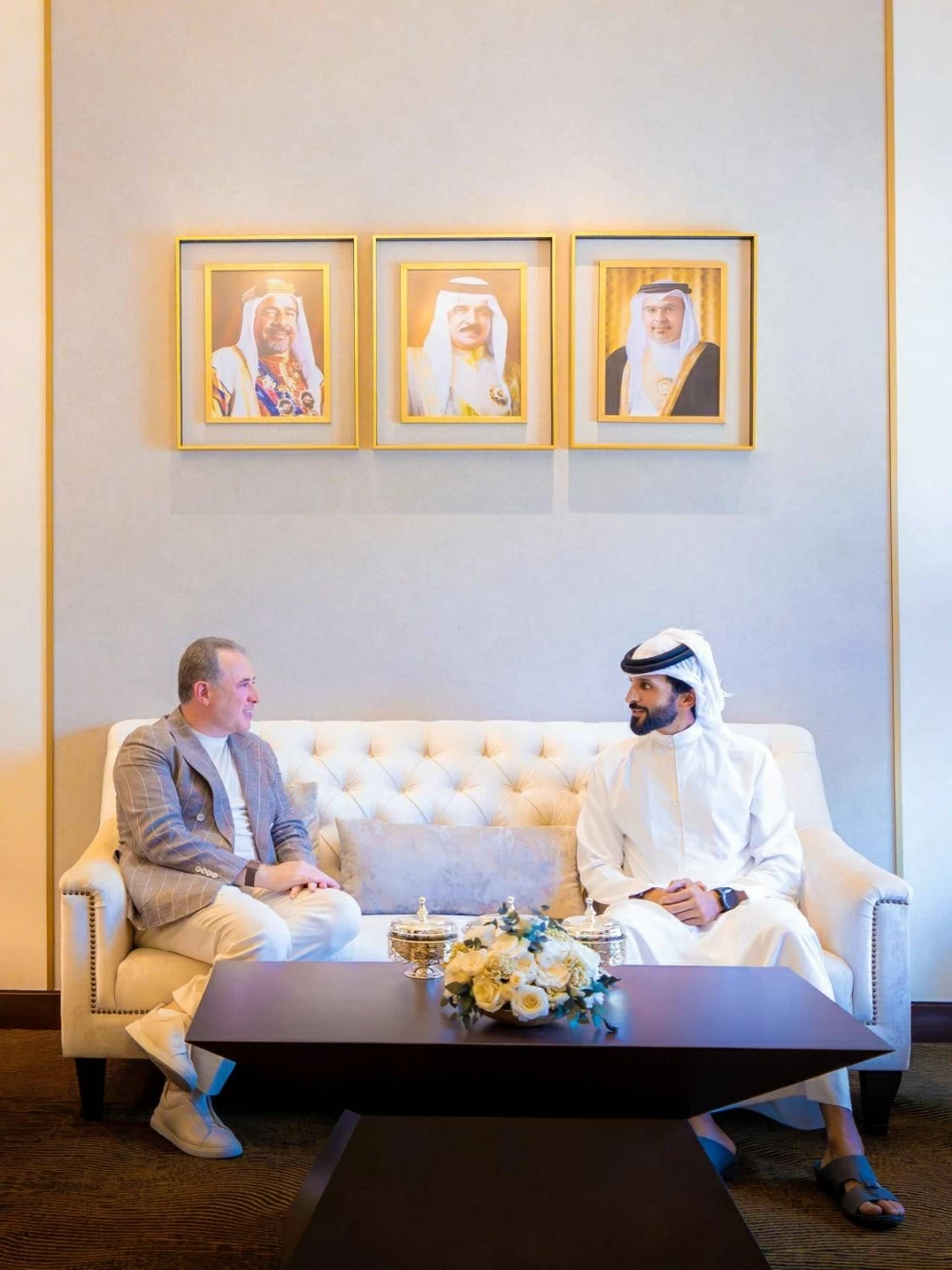 ناصر بن حمد يشهد توقيع اتفاقية بين &laquo;أمنيات&raquo; و&laquo;فيكتوريوس&raquo;