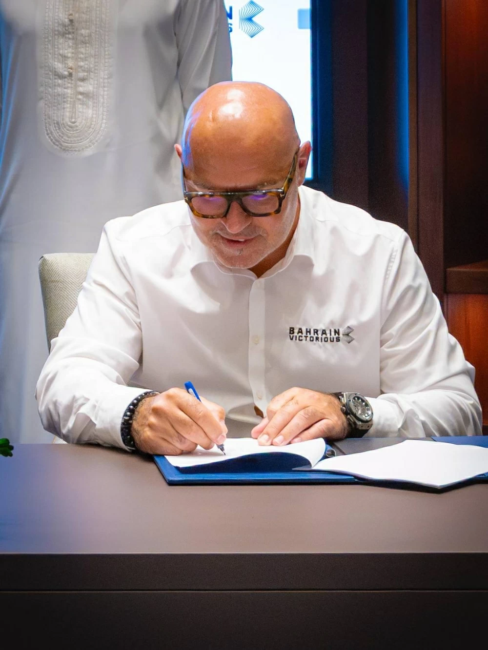 ناصر بن حمد يشهد توقيع اتفاقية بين &laquo;أمنيات&raquo; و&laquo;فيكتوريوس&raquo;