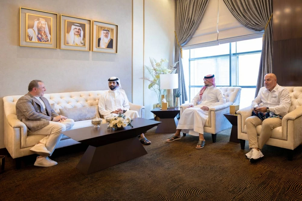 ناصر بن حمد يشهد توقيع اتفاقية بين &laquo;أمنيات&raquo; و&laquo;فيكتوريوس&raquo;