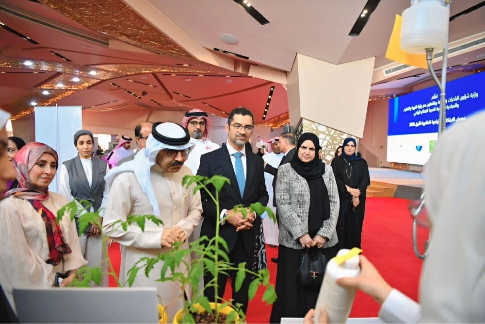 وزير شؤون البلديات والزراعة ووزير التربية والتعليم يفتتحان معرض الابتكارات الزراعية الطلابية الأول