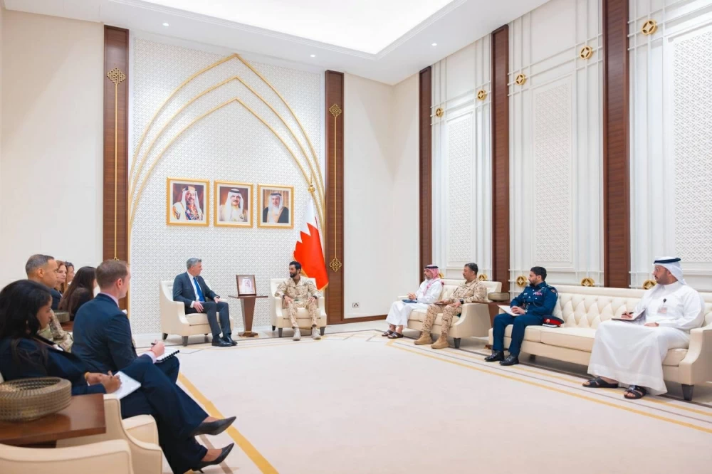 ناصر بن حمد يستقبل وفداً من الكونغرس الأمريكي برئاسة دارين لحود