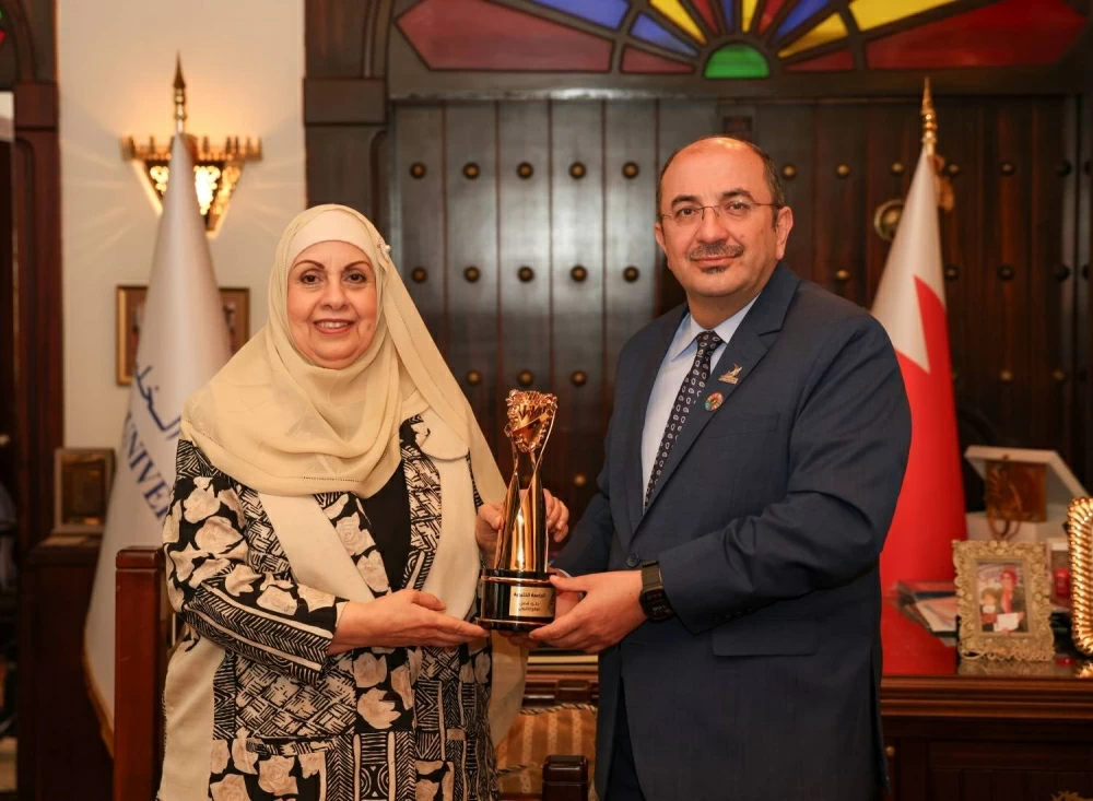 مهند الفراس يسلم منى الزياني جائزة التميّز للحكومة الإلكترونية 2025