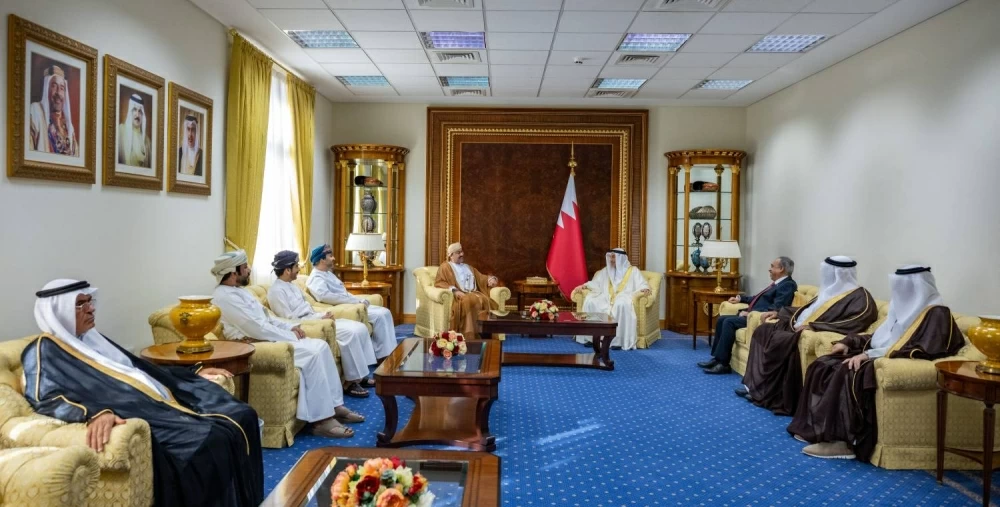 خالد بن عبدالله يلتقي أمين السجل العقاري العماني لتبادل رؤى تنظيم الأسواق العقارية