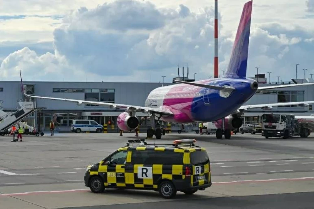 شاهد.. راكبان يقتحمان مدرج مطار ألماني للحاق برحلتهما والشرطة تتدخل